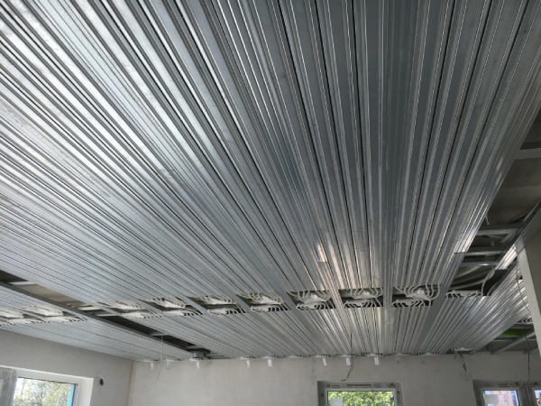 Gipszkarton paneles mennyezethűtési rendszer